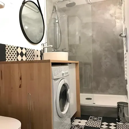 Grand Moderne A 1,6km Du Marche La Rochelle (Charente-Maritime)