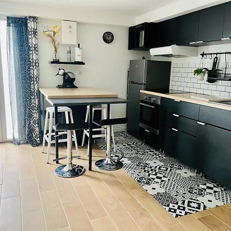 Grand Moderne A 1,6km Du Marche La Rochelle (Charente-Maritime)