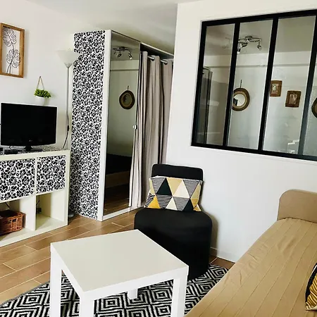 Grand Moderne A 1,6km Du Marche La Rochelle (Charente-Maritime)