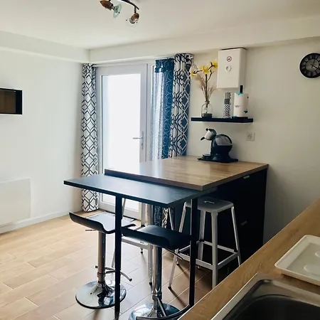 Grand Moderne A 1,6km Du Marche La Rochelle (Charente-Maritime)